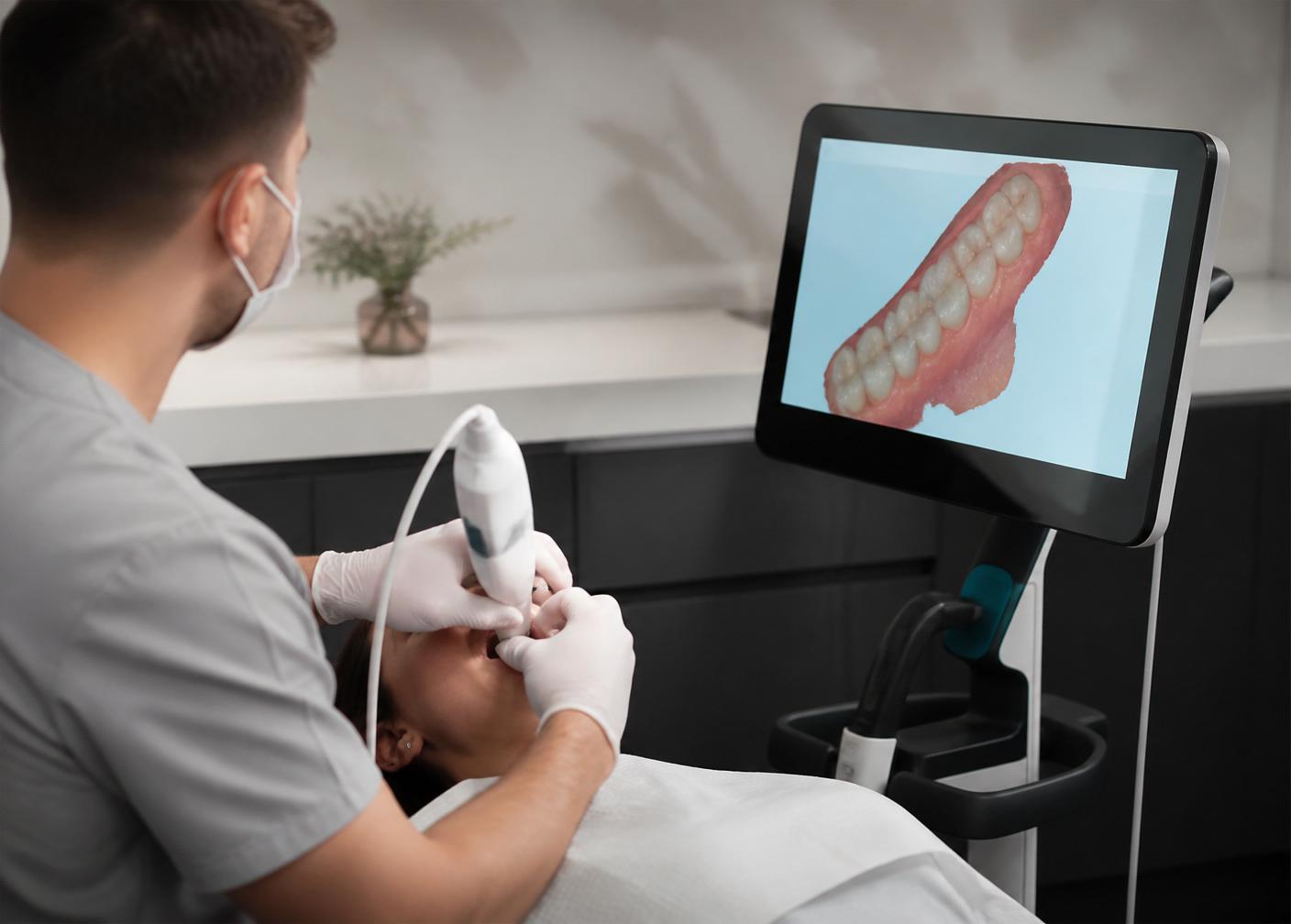 Dentista utilizando scanner intraoral digital